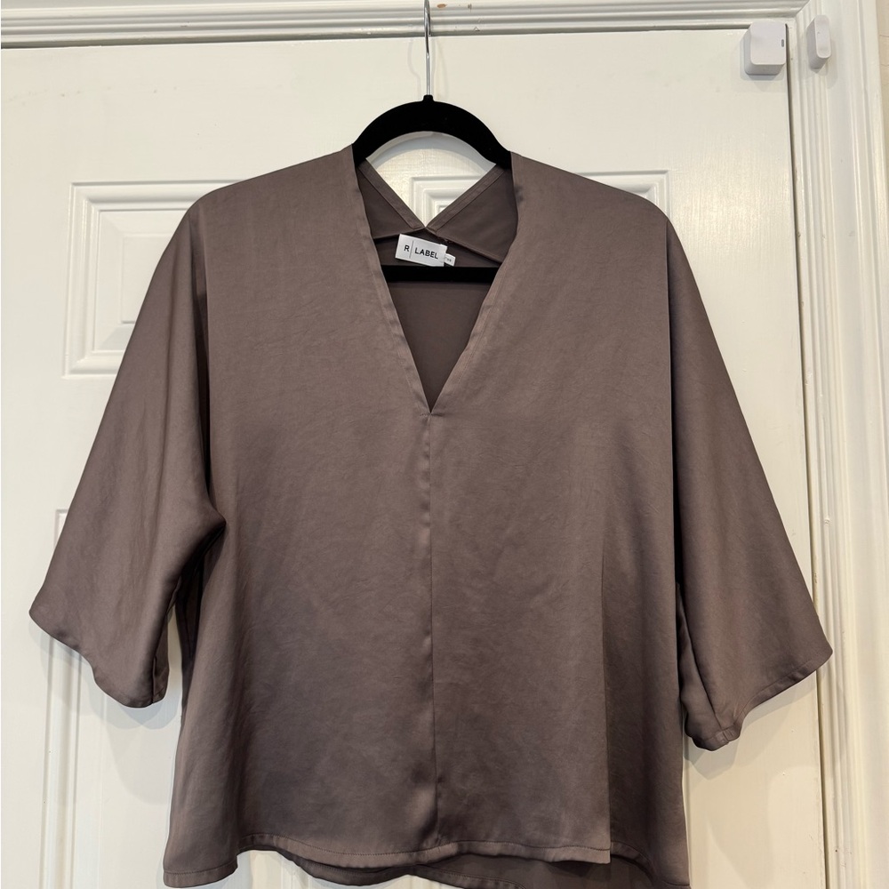 R Label The Reset Satin V Pullover Top